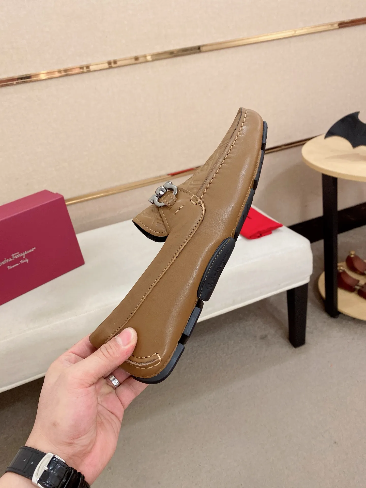 Men's shoes💰: 560💰High-end quality! Ferragamo🆕🆕Exclusive hot-selling products in stock🔥🔥New products on the shelves, high-quality Ferragamo men's pea shoes, high-end casual driving shoes, with complete packaging! 💪 💪 Material: imported cowhide 🐂 + imported high-quality water-dyed cowhide lining + wear-resistant outsole 👍🏻👍🏻 Features: high-end and comfortable, purely handmade 🚀 🚀 Create the perfect shoes that suit you best 🔥 🔥 Size: (38-44) 45 standard size can be customized!